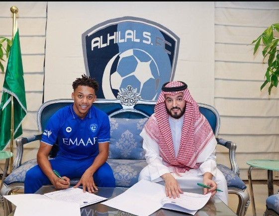 بعد توقيع العقود