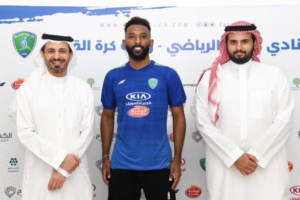 جانب من التوقيع