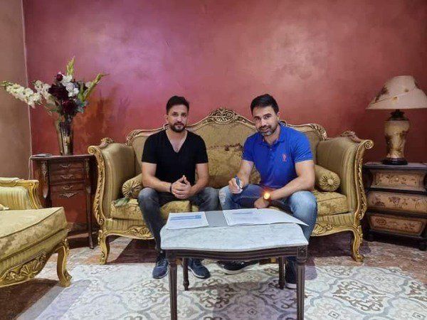 النجار خلال التوقيع لناديه الجديد