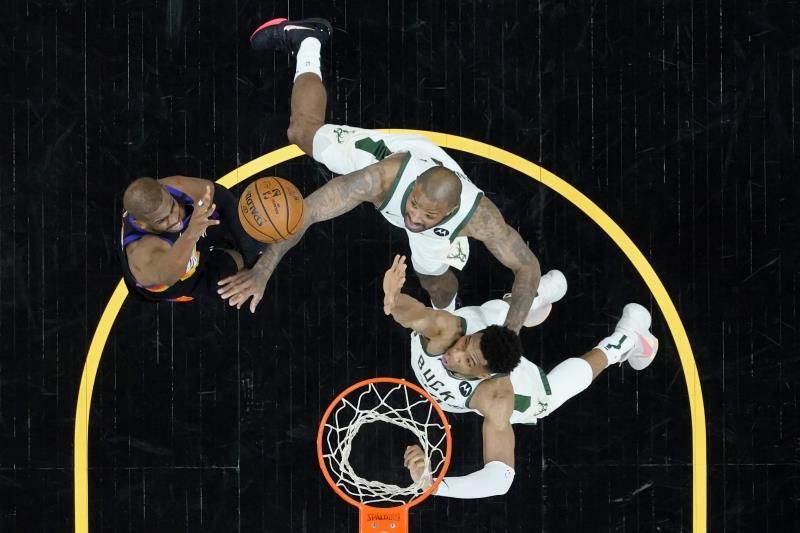 2021-07-09t043127z_639792743_mt1usatoday16386353_rtrmadp_3_nba-finals-milwaukee-bucks-at-phoenix-suns_reuters