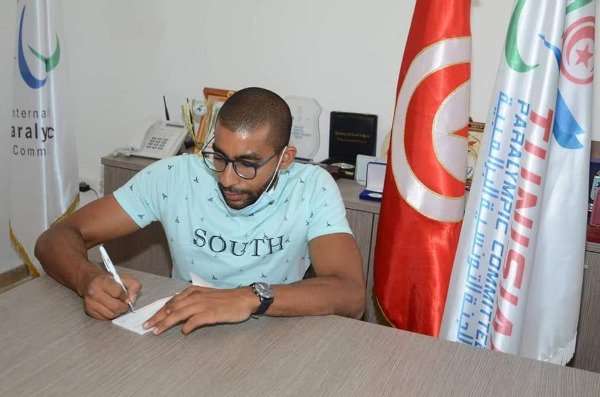 وليد كتيلة يقدم تبرعه 