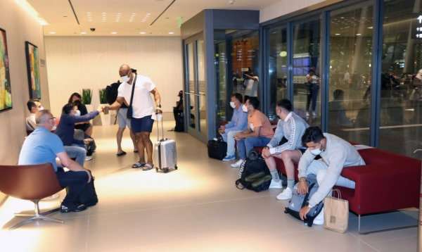 من وصول الفريق