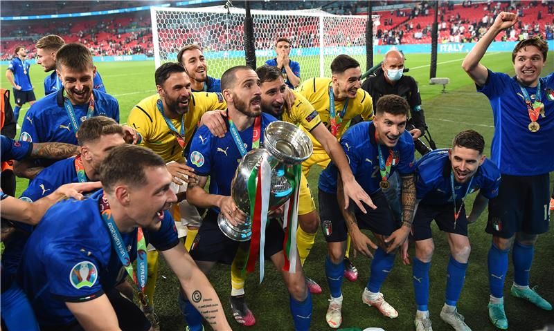 منتخب إيطاليا بعد التتويج