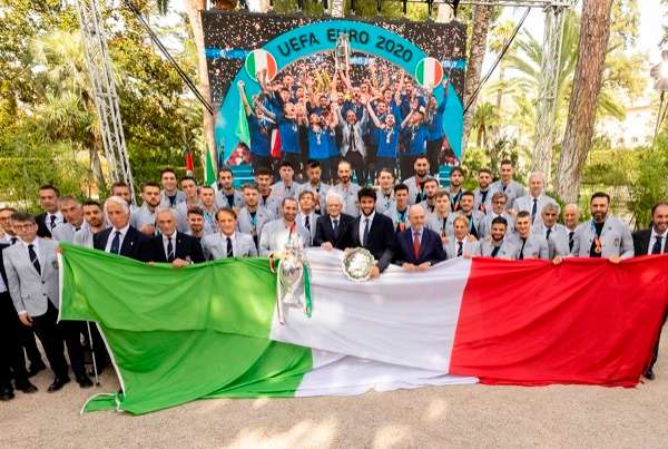 بيرتيني في تكريمه مع منتخب إيطاليا