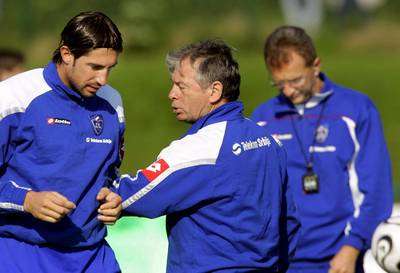 مدرب المنتخب الصربي مع لاعبيه في أحد التمارين بألمانيا