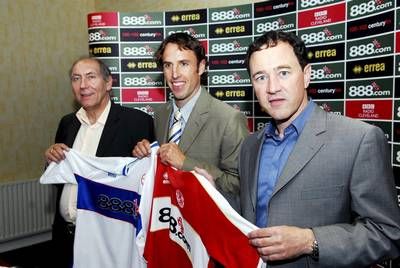 ساوثجيت مع رئيس ميدلزبره والمدير التنفيذي في مركز التدريب