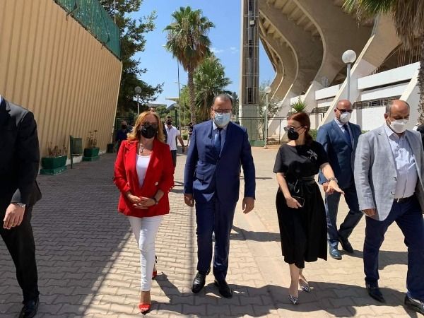 المشيشي يتوسط وزيرة الرياضة ورئيسة الاتحاد التونسي