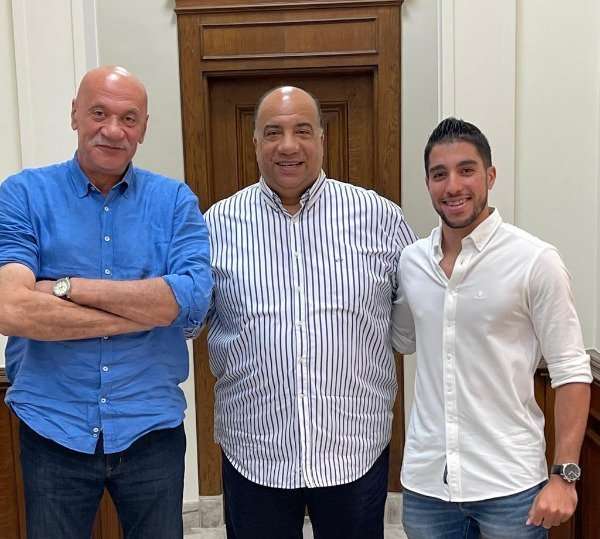 بعد جلسة توقيع العقد