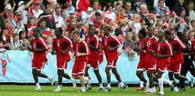 جانب من تدريبات ترينيداد وتوباجو ويظهر الجمهور الغفير في الصورة