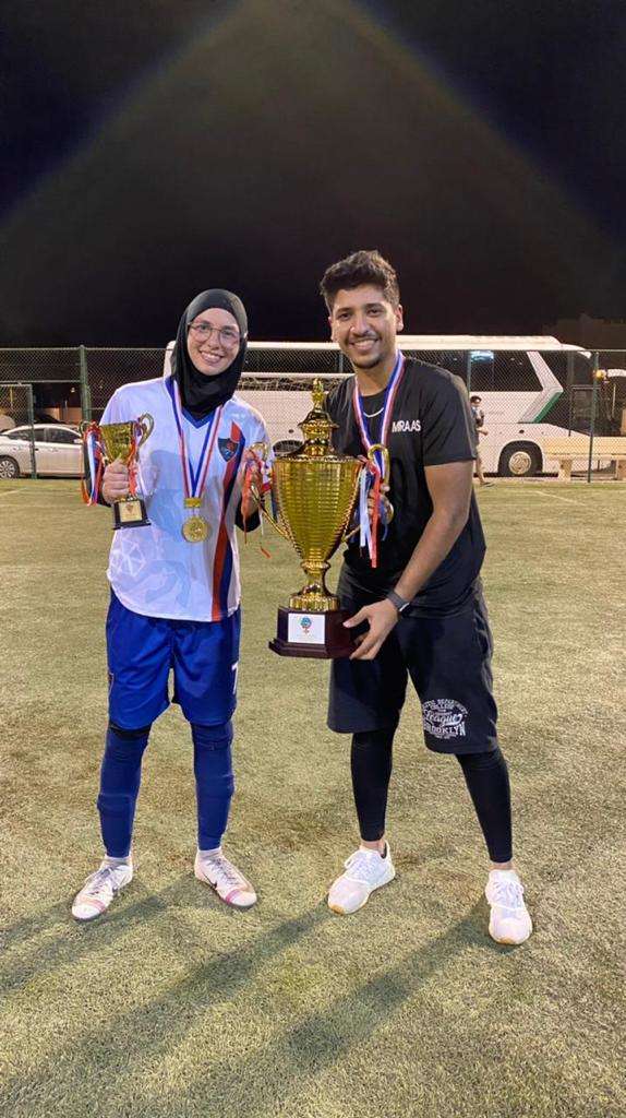 الجيعان (يمين) مع اللاعبة تقية رشوان