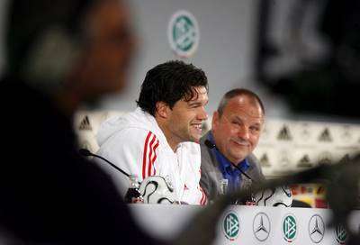 بالاك مع المتحدث الرسمي للمنتخب الألماني هارالد ستينجر في مؤتمر يوم الثلاثاء