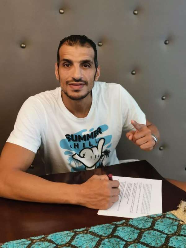 أثناء توقيع العقود