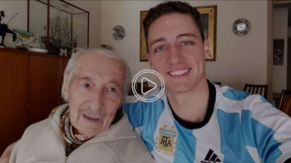 المشجع الأرجنتيني مع حفيده