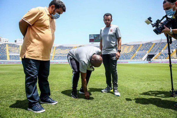 أثناء تفقد الملعب