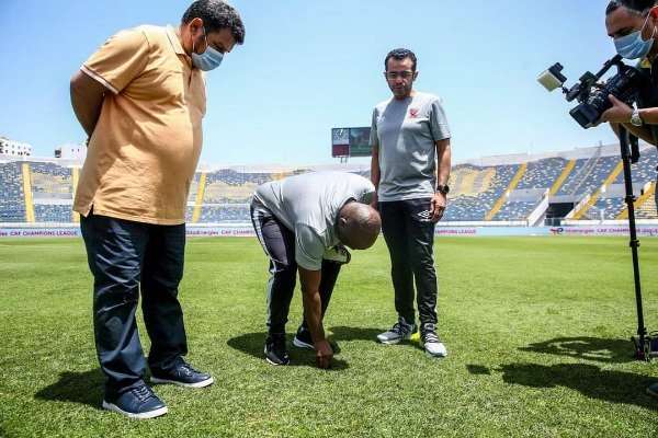 أثناء تفقد الملعب