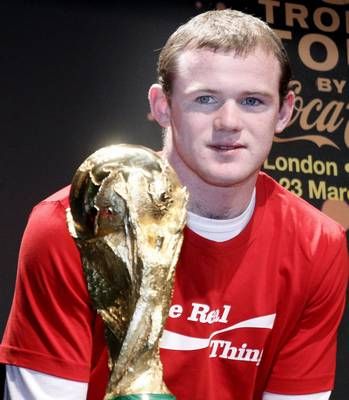 روني في صورة مع كأس العالم في مارس الماضي خلال جولة الكأس في انجلترا