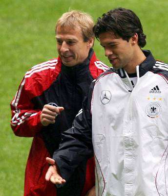 كلينسمان مع بالاك خلال تدريب سابق للمنتخب الألماني الأسبوع الماضي