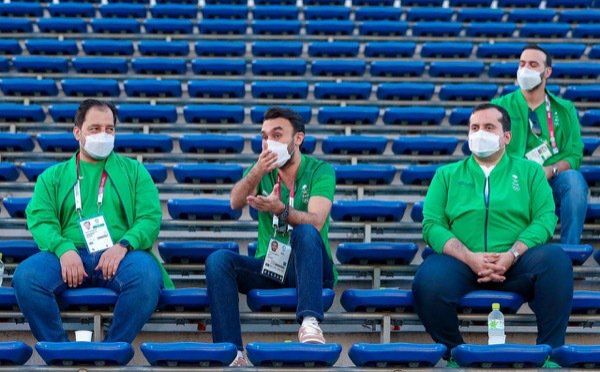 الفيصل مع مسؤولي بعثة السعودية