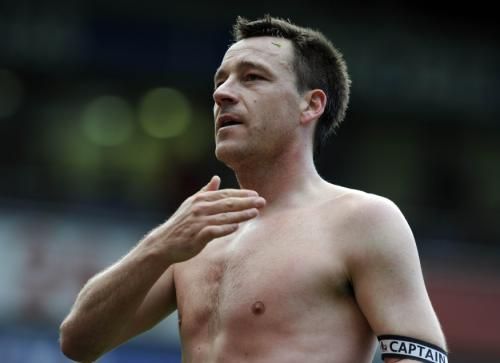 جون تيري قائد تشلسي يحتفل بفوز ثمين