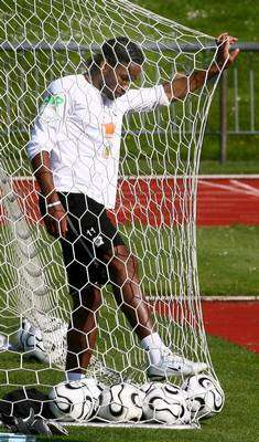 دروجبا في تمرين المنتخب العاجي أمس الأول