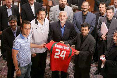 الرئيس الإيراني يستلم قميصه الخاص قبل سفر المنتخب الإيراني إلى ألمانيا