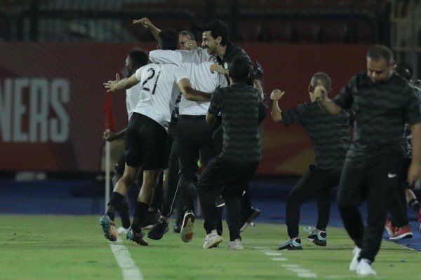 فرحة لاعبي البنك الأهلي بهدف التعادل