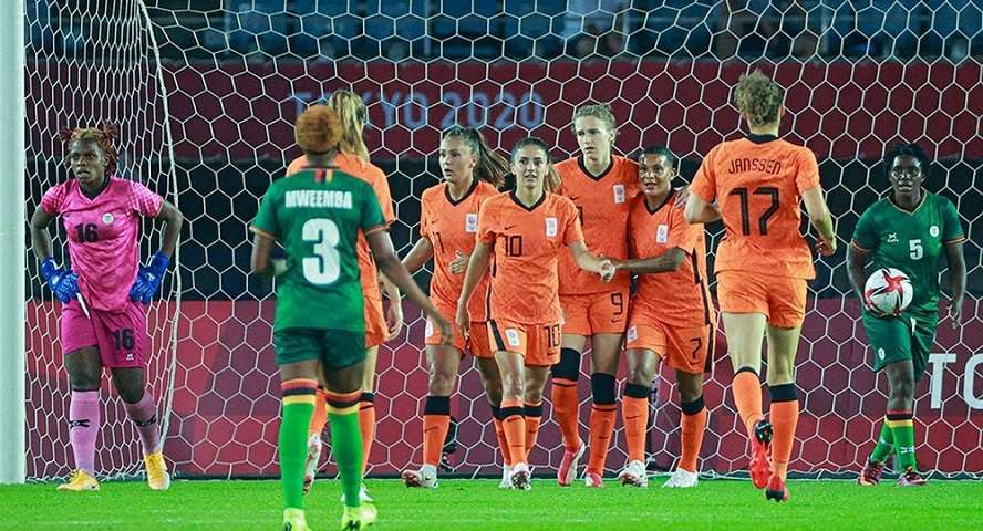لاعبات هولندا في مواجهة زامبيا