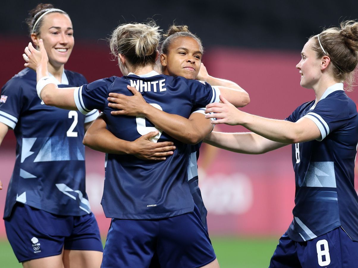 نيكيتا باريس مع لاعبات منتخب بريطانيا