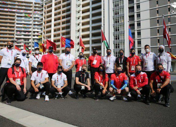 الأمير فيصل يتوسط البعثة الأردنية