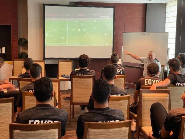 غريب مع لاعبي مصر