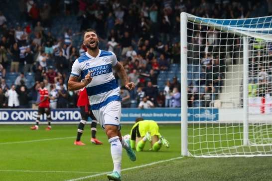 تشارلي أوستن محتفلًا بهدفه