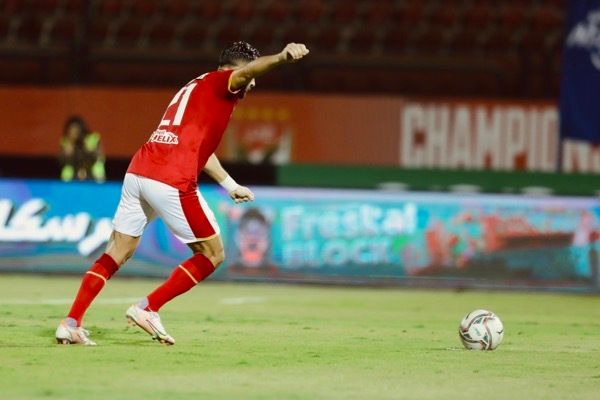 علي معلول يسدد ضربة الجزاء