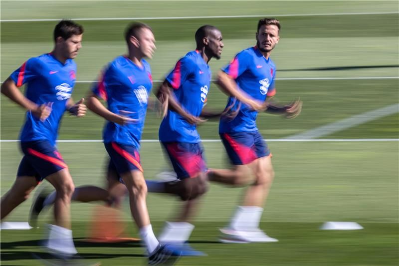 ساؤول مع فريقه