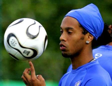 رونالدينهو يداعب الكرة خلال تدريب المنتخب البرازيلي