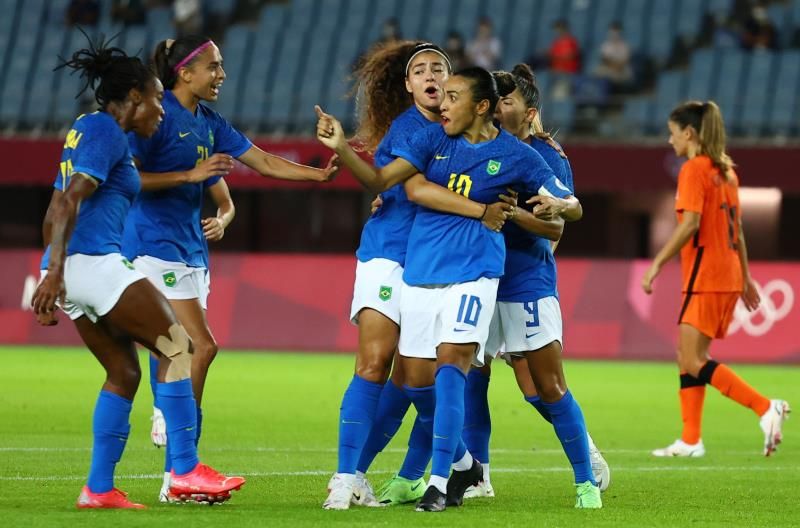 لاعبات منتخب البرازيل في لقاء هولندا