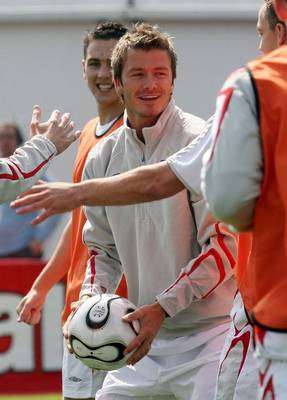 بيكهام وتبدوا عليه السعادة في التدريبات الانجليزية