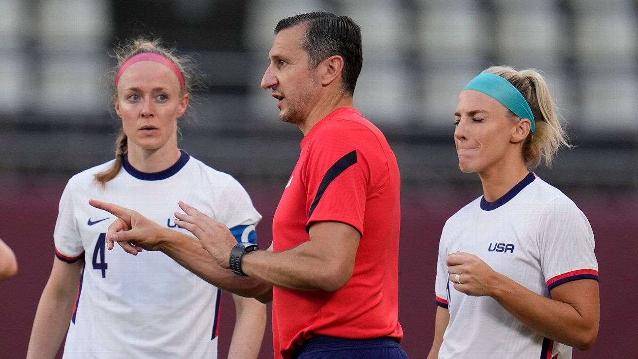 المدرب أندونوفسكي مع لاعبات أمريكا