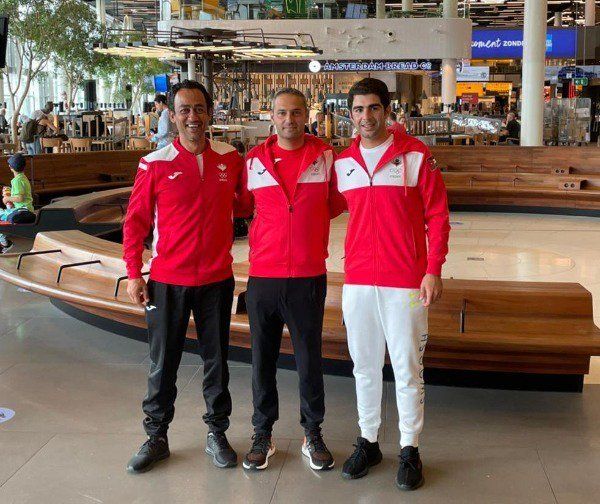 البشارات يتوسط مدربيه