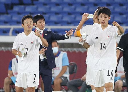 مورياسو مع لاعبي اليابان أمام فرنسا