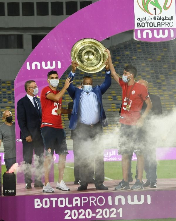 الناصيري يرفع درع الدوري