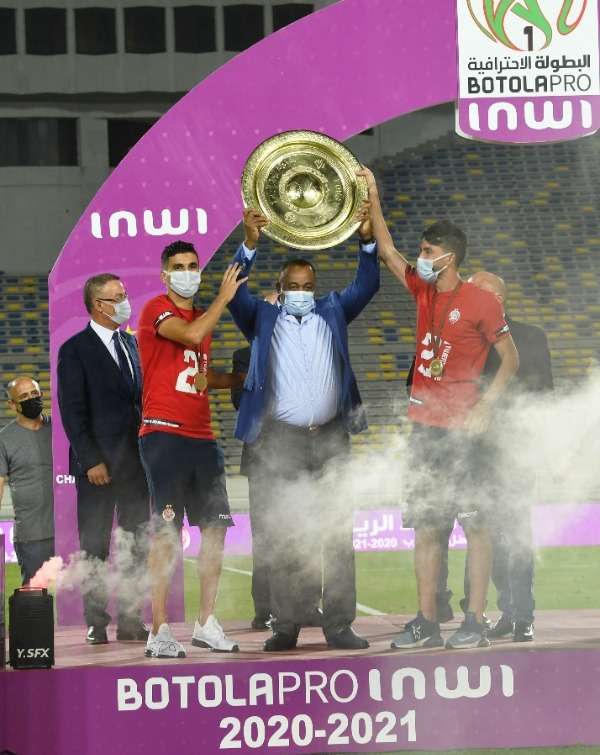 الناصيري يرفع درع الدوري