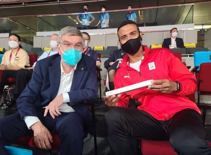 عصر بجوار رئيس اللجنة الأولمبية الدولية