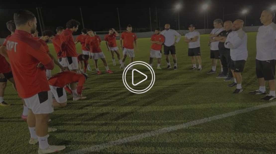 مدرب منتخب مصر مع لاعبيه