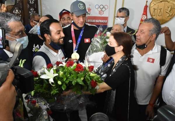 سهام العيدي ومدرب الحفناوي 