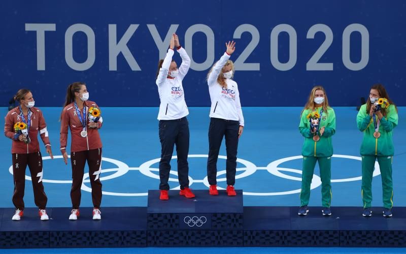 2021-08-01t080111z_364922274_sp1eh810m9upj_rtrmadp_3_olympics-2020-ten-w-doubles-medal_reuters