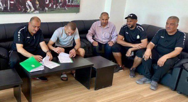 محمود زعترة خلال توقيعه للوحدات