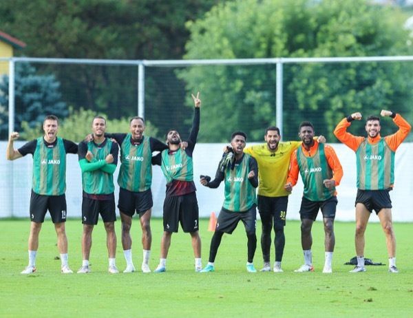 لاعبو الاتفاق 