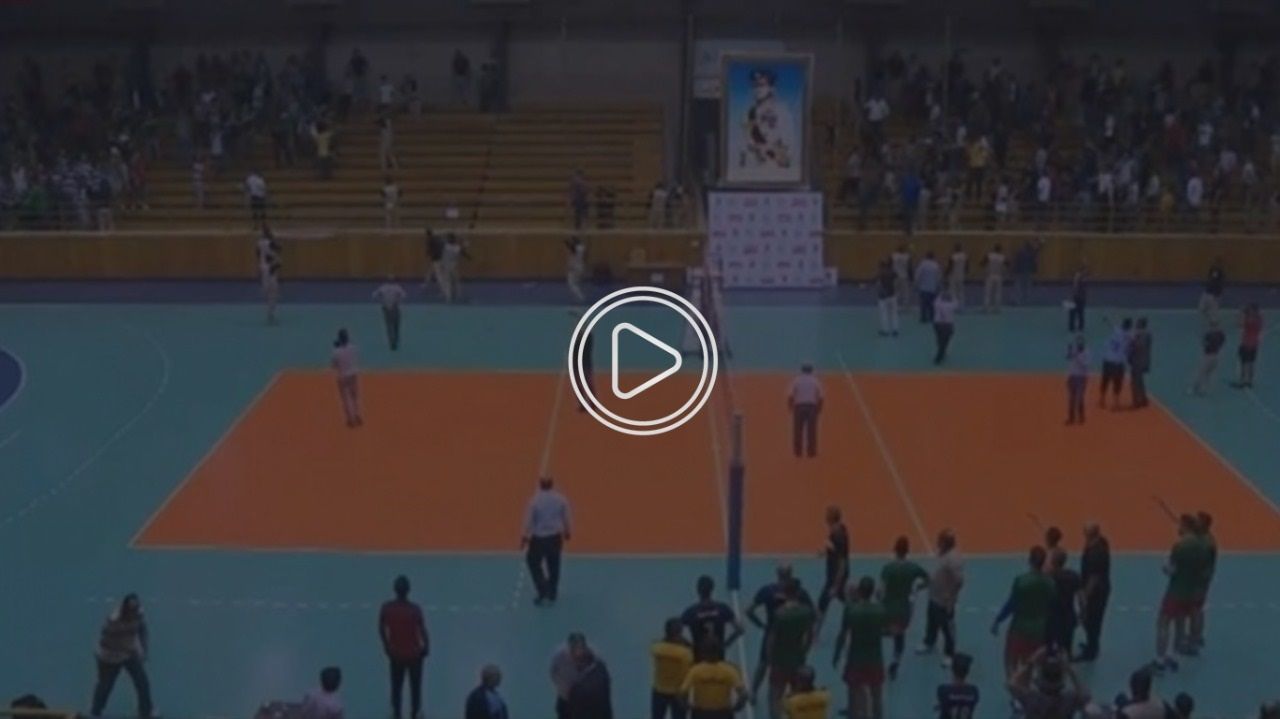 جانب من مشاهد الشغب في المباراة