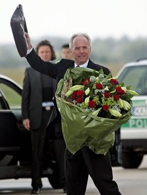 زفن جوران اريكسون بعد نزوله من الطائرة