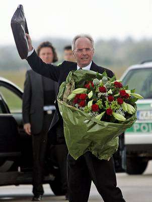 زفن جوران اريكسون بعد نزوله من الطائرة